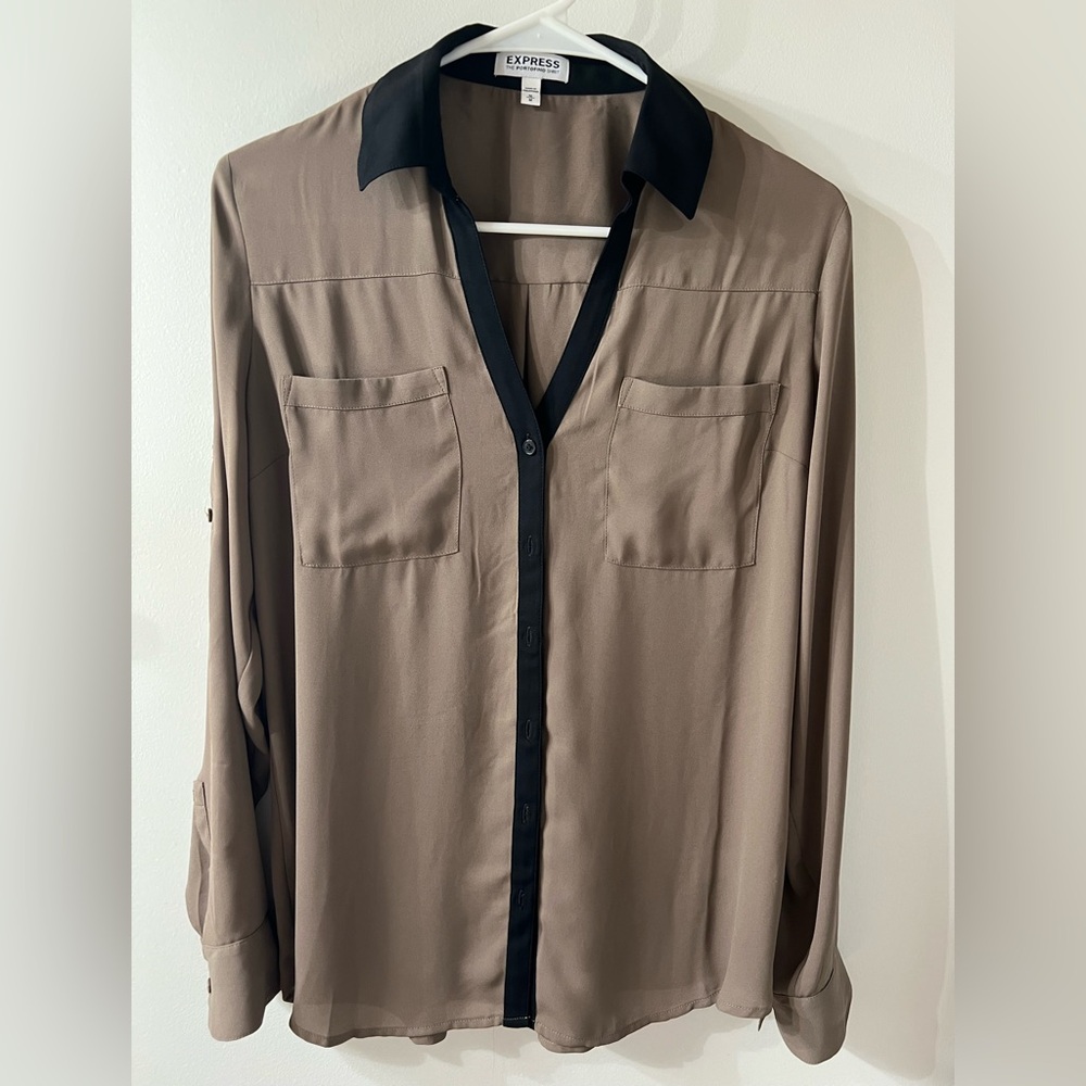 Express Women’s Brown & Black Button-Down Shirt. Medium. Adjustable sleeves